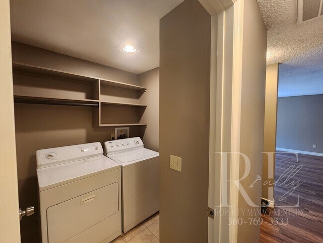 Building Photo - Meticulous 2-Bedroom with Courtyard