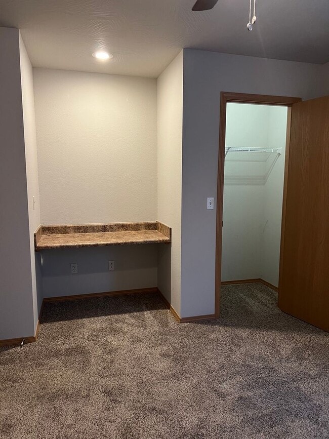 Building Photo - 3 bedroom, 2 bathroom, 2 car garage duplex in Republic