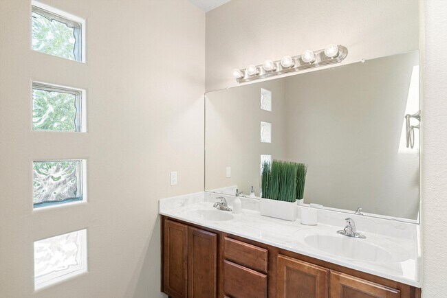 Building Photo - 2316 Penn Ave SE