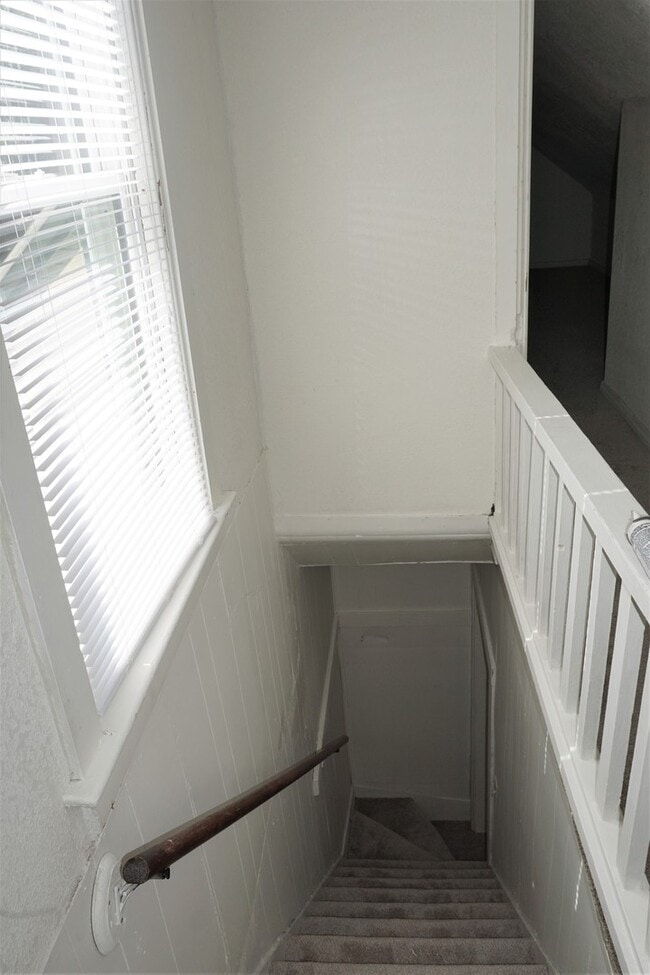 Building Photo - 5 bed / 2 bath + bonus room near universities $375/bedroom