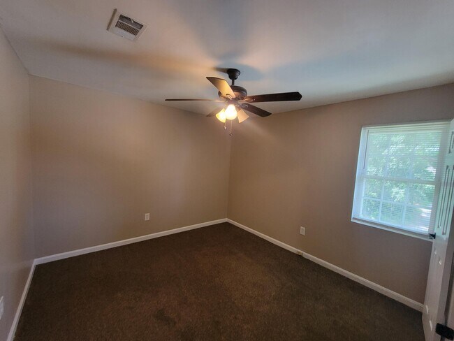 Building Photo - 2309 Creekview Dr