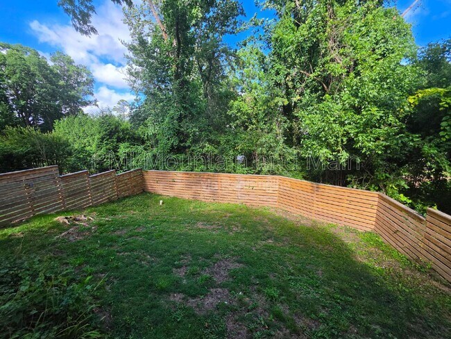 Building Photo - 617 Brookshire St