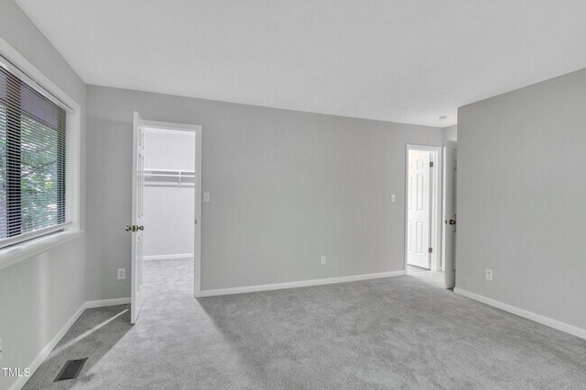 Building Photo - Spacious and Renovated 3BR Townhome in Cha...