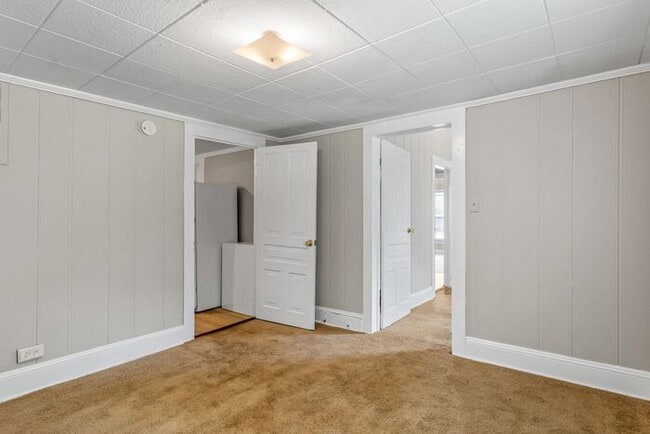 Building Photo - UNCG area with 3 bedrooms and 1 bath, Cent...