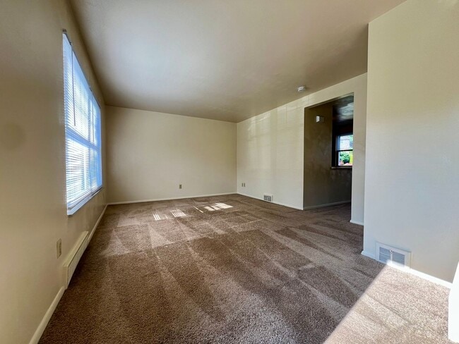 Building Photo - Amazing 2 BR Apartment at Regency Place! Great Plum Location! Central A/C & MORE! CALL TODAY!