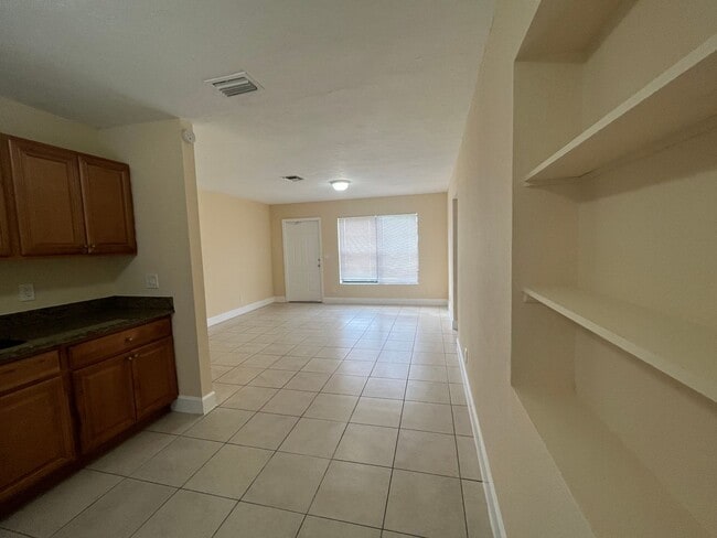 Building Photo - 3 bedroom 2 bath Mangonia Park home for RENT