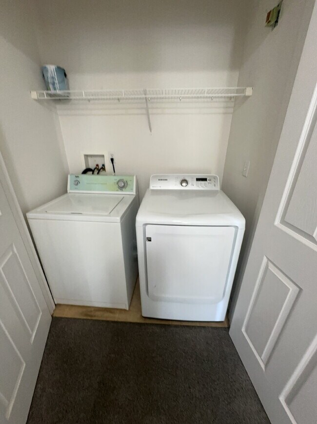 Building Photo - "2-Bed, 2-Bath Gem with Spacious 904 Sq Ft...