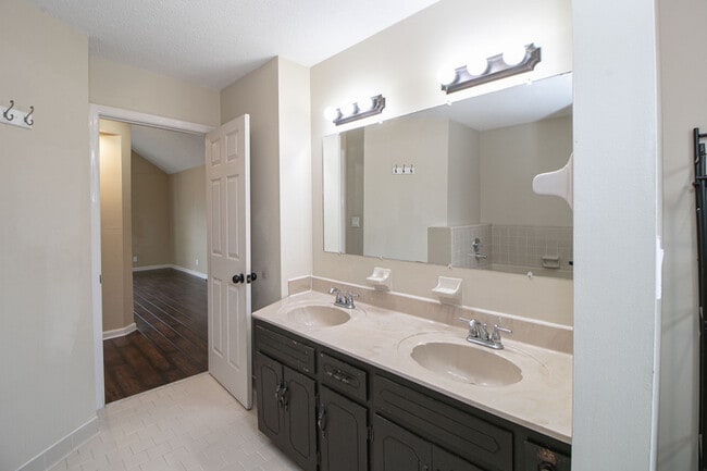 Building Photo - 1122 Rosebrook Dr