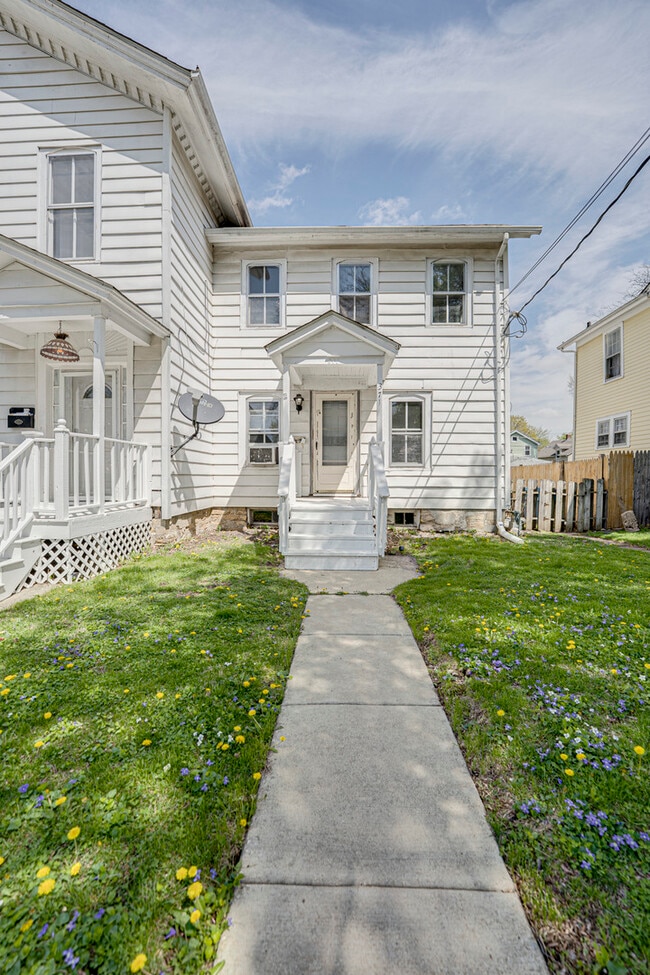 Building Photo - 371 Cedar St