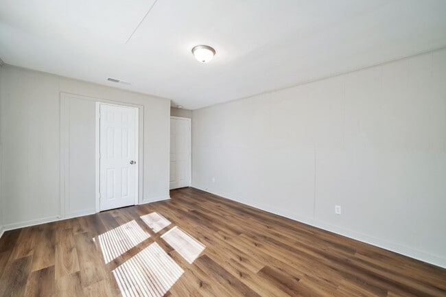 Building Photo - Newly Renovated 4BR Home- Move in Ready!
