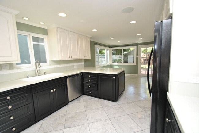 Building Photo - Stunning Colonial Revival in Bixby Knolls