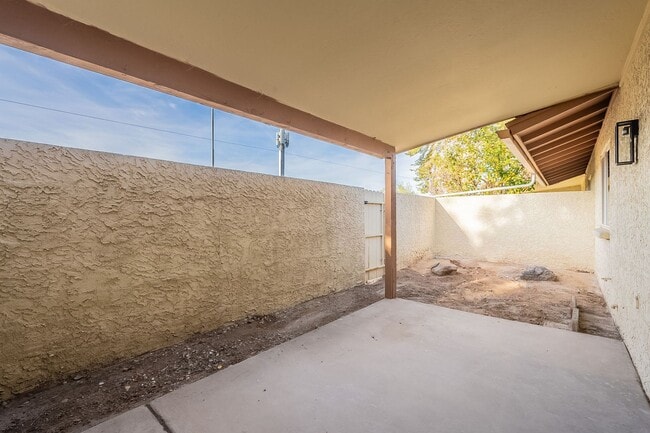 Building Photo - Fresh & Clean Townhome in North Phx!