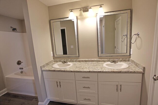 Building Photo - Stunning 4-Bedroom Home with Modern Amenit...