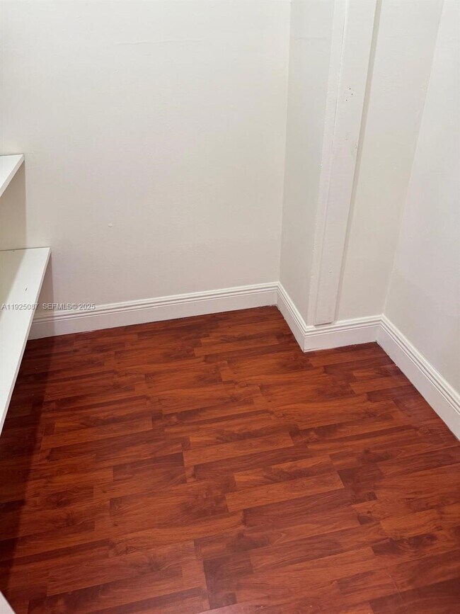 Building Photo - 361 W Park Dr