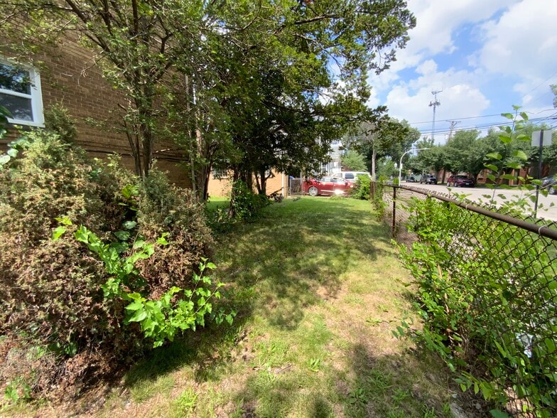 (SIDE) YARD - 2228 W 71st St