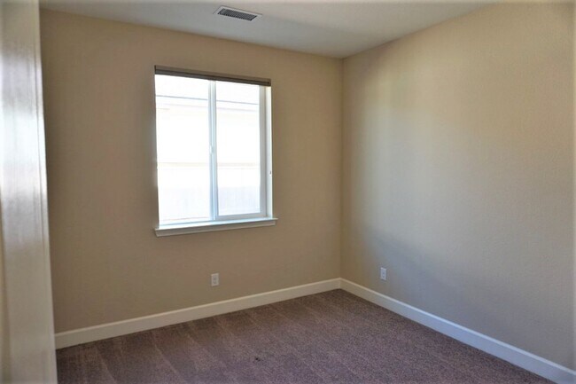 Building Photo - Like new in Damonte Ranch area!