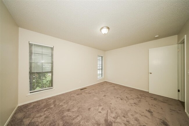 Building Photo - 9900 S Hillcrest Dr