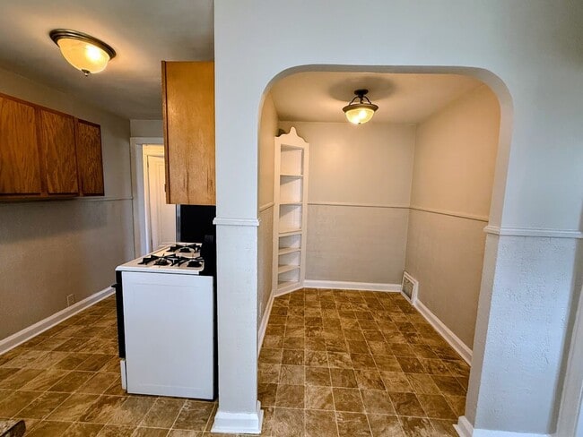 Building Photo - Spacious 2 bedroom with bonus room for rent - Canton NW