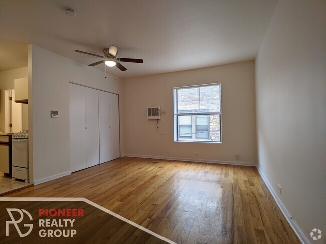 Building Photo - 813 W Cornelia Ave