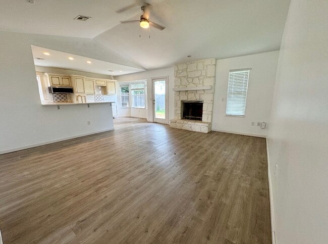 Building Photo - Like new!  3/2/2 Country Aire Estates