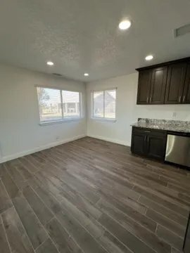 Building Photo - 8788 Oakwood Ave