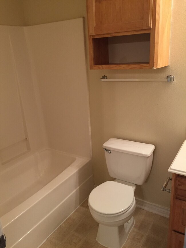 Building Photo - College Station. - 3 bedroom/3 bath Duplex, fenced in back yard, ready for an August 2026 move in.