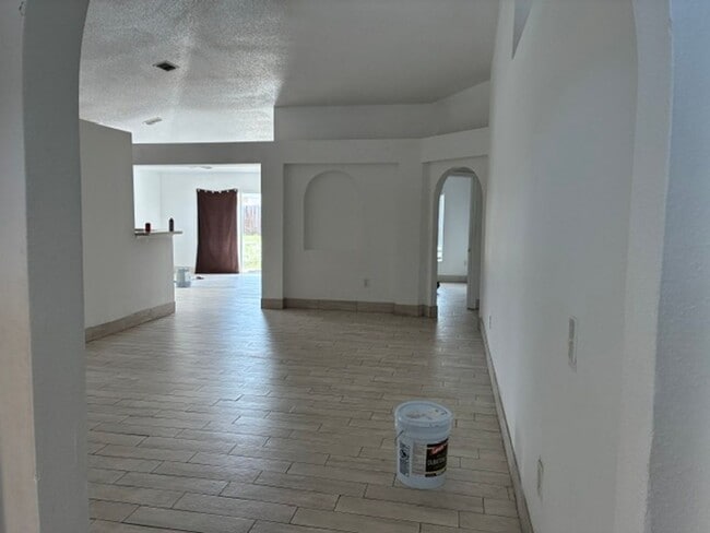 Building Photo - 616 Sunway Ln