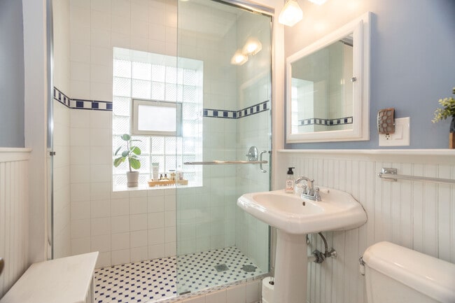 Building Photo - 901 W Ainslie St