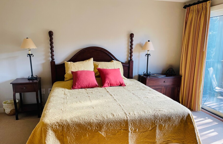 KING SIZED BED - 955 Registry Boulevard 228