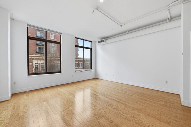 Building Photo - Experience refined urban living in this rarely available one bedroom residence in the coveted Sta...