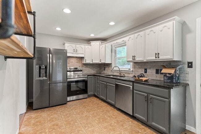 Building Photo - 1405 Bonita Dr NE