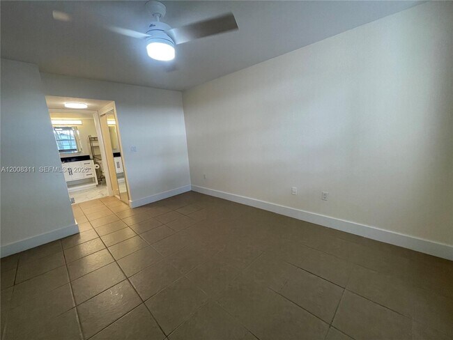 Building Photo - 2811 N Oakland Forest Dr