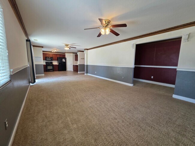 Building Photo - 4 bedroom 3 bathroom in SE Visalia!