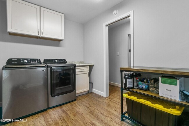 Building Photo - 450 Crestview Rd