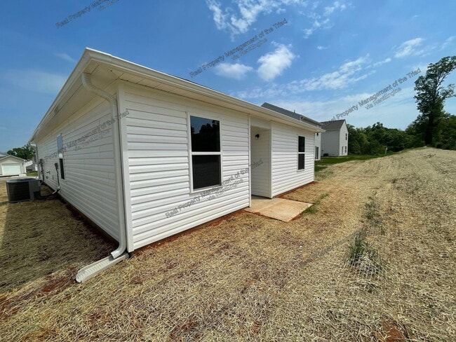 Building Photo - 305 Pearson Dr