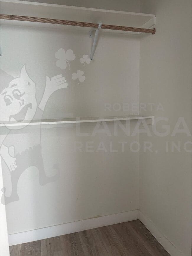 Building Photo - 3 Bedroom/ 2 Bathroom Home