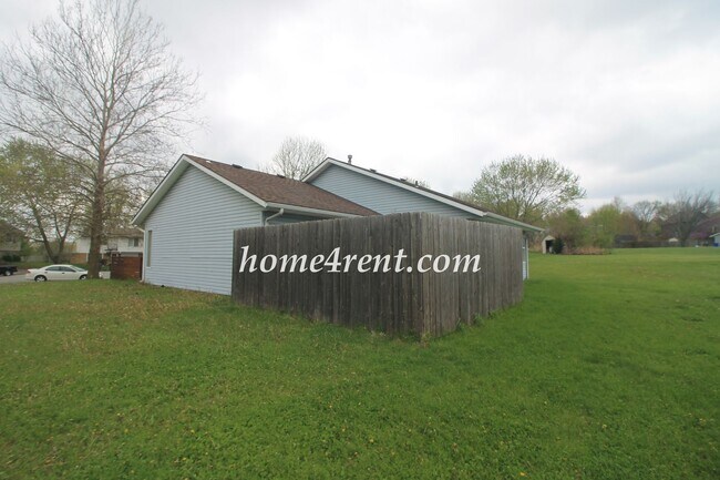Building Photo - Cozy Olathe Ranch Style Home w/ Wood Floors!