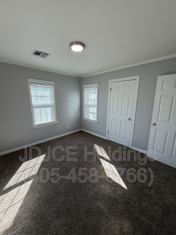 Building Photo - 906 N Lilac Ln