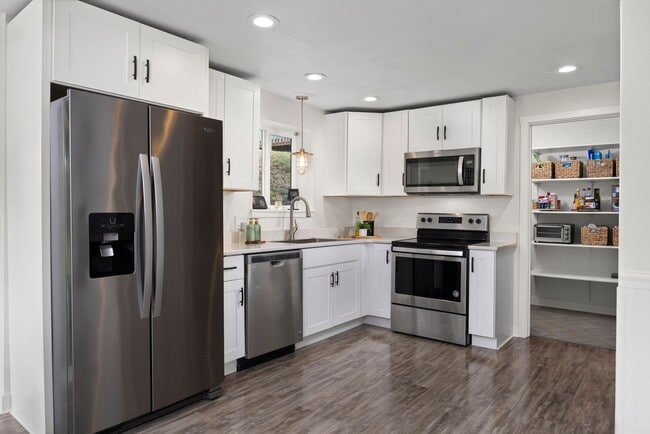 Building Photo - FALL SPECIAL - 1/2 1st month's rent - Styl...