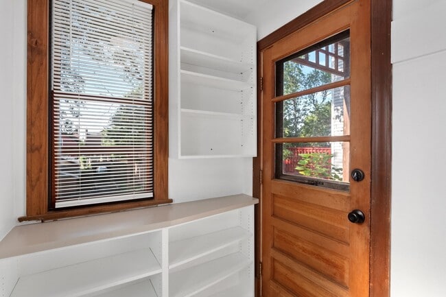 Building Photo - Hi-Pointe Adjacent House!