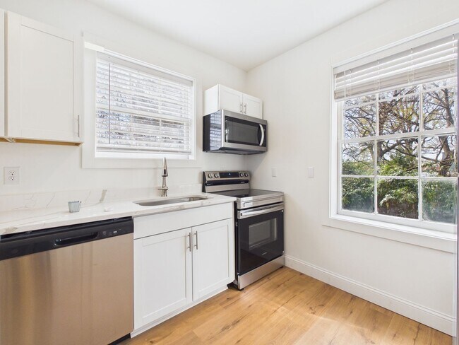 Building Photo - 1703 Oakdale Ave