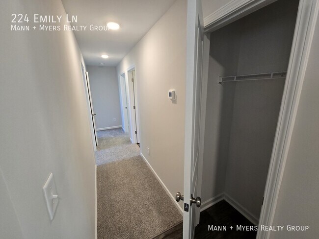 Building Photo - 224 Emily Ln