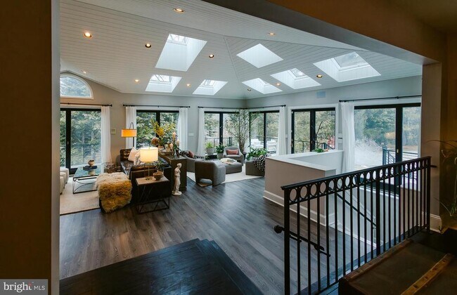 Building Photo - 15841 York Rd