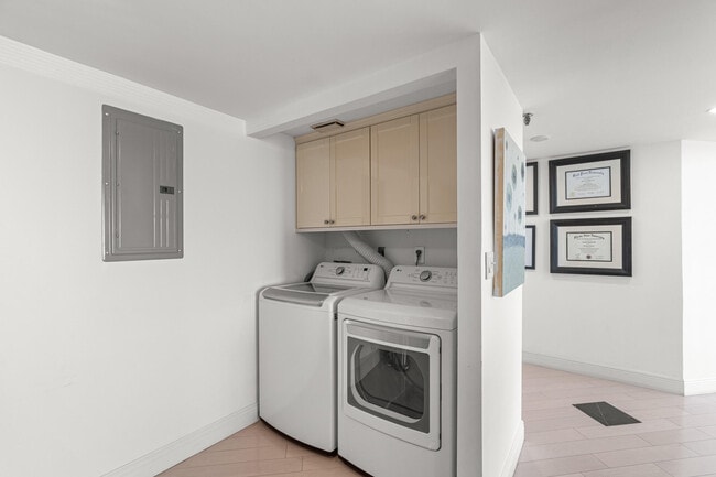 Building Photo - 520 Brickell Key Dr