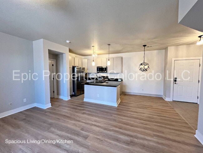 Building Photo - GORGEOUS Bright & Spacious 2 bedroom / 2 bath Modern Condo!