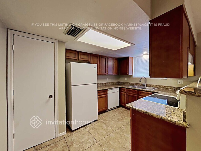 Building Photo - 700 E Quail Ave