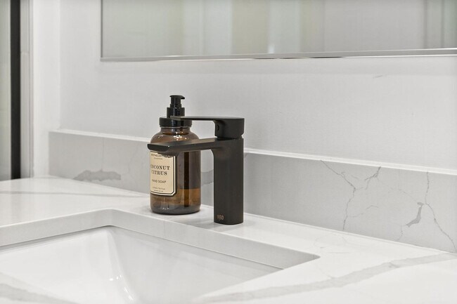 Building Photo - 600 Broadway-SI ID1240317P