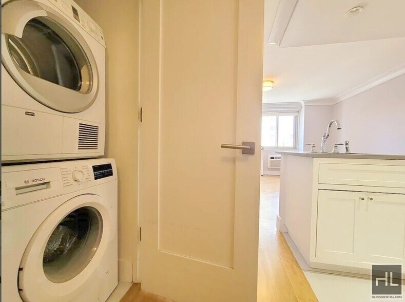 Building Photo - 1 bedroom with home office / Washer and dryer / WEST 93 STREET