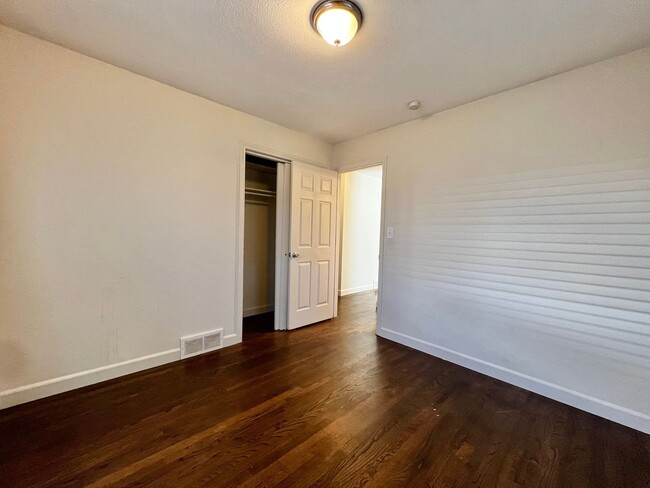 Building Photo - Beautiful 5 bed 2 bath House in Central Fo...