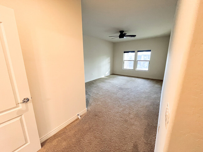 Building Photo - 3Bed/2.5Bath Townhouse at the 303 amd the ...